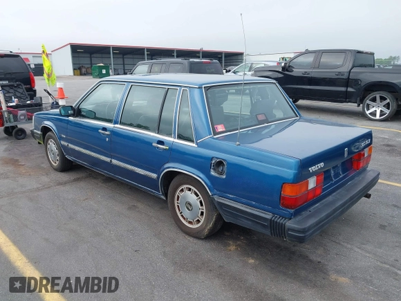 1987 Volvo 740 with VIN YV1FX8845H1175324, listed as a IAAI auction lot 42076862 with 371,211 mi miles. Bid and sale history available at carsss.com. Image 3.