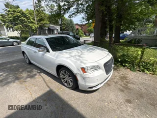 2017 Chrysler 300 Limited z VIN 2C3CCAAG3HH621654, wystawiony jako Copart lot #61431265 z przebiegiem 133 056 mil mil oraz Czysty tytuł • Clean title. Historia ofert i sprzedaży dostępna na DreamBid. Obrazek 1.
