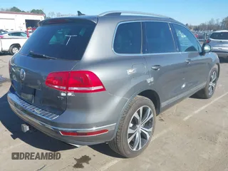 2017 Volkswagen Touareg Wolfsburg Edition z VIN WVGRF7BP1HD004308, wystawiony jako IAAI lot #41860019 z przebiegiem 74 044 mil mil oraz . Historia ofert i sprzedaży dostępna na DreamBid. Obrazek 4.