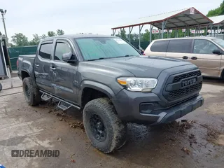2020 Toyota Tacoma SR5 z VIN 3TMCZ5ANXLM291599, wystawiony jako IAAI lot #42311990 z przebiegiem 92 609 mil mil oraz . Historia ofert i sprzedaży dostępna na DreamBid. Obrazek 1.