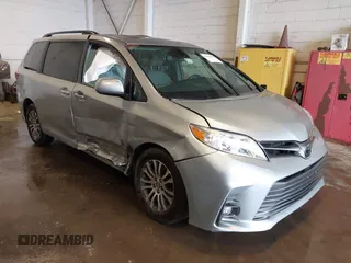 2019 Toyota Sienna XLE Auto Access Seat with VIN 5TDYZ3DC5KS977780, listed as a IAAI auction lot 42015998 with 100,387 mi miles. Bid and sale history available at carsss.com. Image 1.