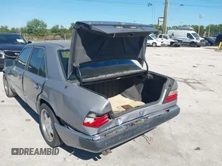 1993 Mercedes-Benz E Class with VIN WDBEA32E2PB950631, listed as a IAAI auction lot 41835262 with 155,114 mi miles. Bid and sale history available at carsss.com. Image 6.
