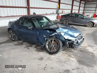 2020 Mazda MX-5 Miata Grand Touring z VIN JM1NDAD74L0415690, wystawiony jako IAAI lot #42287612 z przebiegiem 32 901 mil mil oraz . Historia ofert i sprzedaży dostępna na DreamBid. Obrazek 1.
