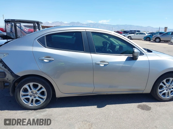 2016 Scion iA z VIN 3MYDLBZV1GY132561, wystawiony jako IAAI lot #42425947 z przebiegiem 94 882 mil mil oraz . Historia ofert i sprzedaży dostępna na DreamBid. Obrazek 14.