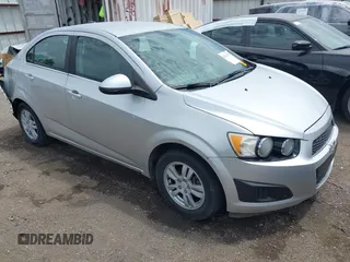2014 Chevrolet Sonic LT z VIN 1G1JC5SH9E4159913, wystawiony jako IAAI lot #42253329 z przebiegiem 156 333 mil mil oraz . Historia ofert i sprzedaży dostępna na DreamBid. Obrazek 1.