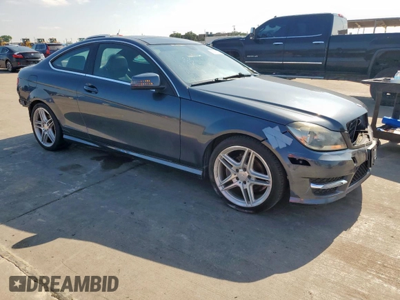 2013 Mercedes-Benz C 250 z VIN WDDGJ4HBXDG065935, wystawiony jako Copart lot #59411585 z przebiegiem 126 866 mil mil oraz Szkoda całkowita • Salvage title. Historia ofert i sprzedaży dostępna na DreamBid. Obrazek 4.