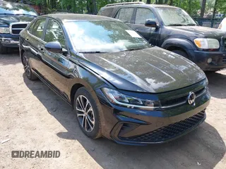 2025 Volkswagen Jetta Sport z VIN 3VWBX7BU8SM004453, wystawiony jako IAAI lot #42212605 z przebiegiem 19 155 mil mil oraz . Historia ofert i sprzedaży dostępna na DreamBid. Obrazek 1.
