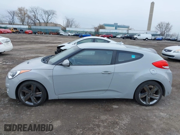 2013 Hyundai Veloster w/Gray Int z VIN KMHTC6AD3DU140949, wystawiony jako IAAI lot #41883011 z przebiegiem 108 247 mil mil oraz . Historia ofert i sprzedaży dostępna na DreamBid. Obrazek 14.