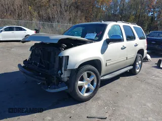 2013 Chevrolet Tahoe LT z VIN 1GNSCBE05DR378859, wystawiony jako IAAI lot #41074700 z przebiegiem 184 925 mil mil oraz . Historia ofert i sprzedaży dostępna na DreamBid. Obrazek 18.