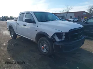 2018 Ram 1500 Express z VIN 1C6RR7FT0JS232912, wystawiony jako IAAI lot #41876834 z przebiegiem 137 642 mil mil oraz . Historia ofert i sprzedaży dostępna na DreamBid. Obrazek 1.