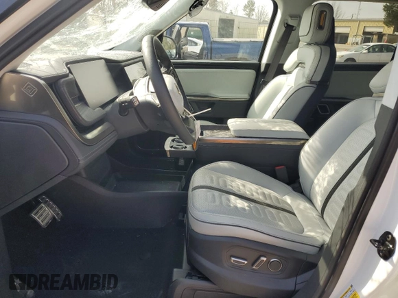 2024 Rivian R1S Adventure z VIN 7PDSGABA1RN030813, wystawiony jako Copart lot #47614385 z przebiegiem 16 946 mil mil oraz Szkody całkowita. Historia ofert i sprzedaży dostępna na DreamBid. Obrazek 7.