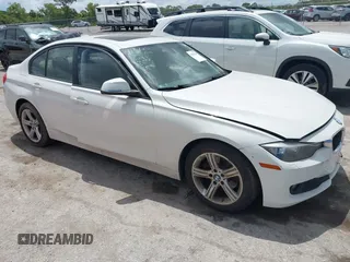 2013 BMW 3 Series 320i xDrive с VIN WBA3C3C54DF982676, выставлен на аукционе IAAI как лот 42155003 с пробегом Не указан миль и . История ставок и продаж доступна на DreamBid. Изображение 1.