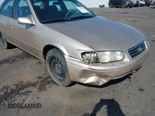2000 Toyota Camry CE z VIN JT2BG22K2Y0440255, wystawiony jako IAAI lot #42088080 z przebiegiem 353 102 mil mil oraz . Historia ofert i sprzedaży dostępna na DreamBid. Obrazek 6.
