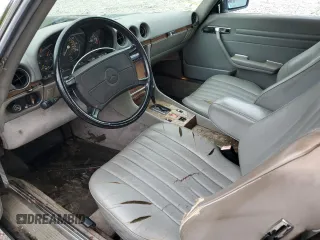 1986 Mercedes-Benz 560 SL z VIN WDBBA48D2GA050261, wystawiony jako Copart lot #58388025 z przebiegiem 199 750 mil mil oraz Tytuł czysty. Historia ofert i sprzedaży dostępna na DreamBid. Obrazek 8.