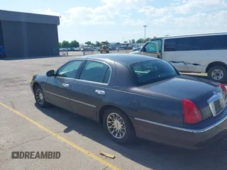 2000 Lincoln Town Car Signature z VIN 1LNHM82W0YY914457, wystawiony jako IAAI lot #42465439 z przebiegiem 237 145 mil mil oraz . Historia ofert i sprzedaży dostępna na DreamBid. Obrazek 3.