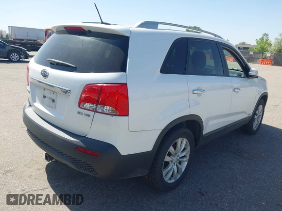 2011 Kia Sorento EX z VIN 5XYKUDA29BG090671, wystawiony jako IAAI lot #42268857 z przebiegiem 146 770 mil mil oraz . Historia ofert i sprzedaży dostępna na DreamBid. Obrazek 4.