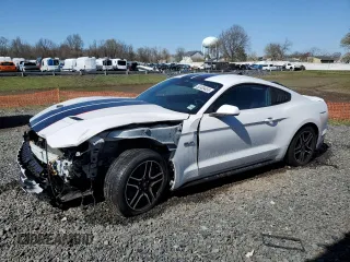 2021 Ford Mustang GT z VIN 1FA6P8CF5M5118306, wystawiony jako Copart lot #52409455 z przebiegiem 16 033 mil mil oraz Szkody całkowita. Historia ofert i sprzedaży dostępna na DreamBid. Obrazek 1.