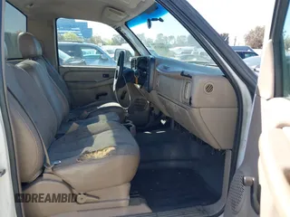 2004 Chevrolet Silverado 2500 z VIN 1GBHC24U64E349020, wystawiony jako IAAI lot #41840530 z przebiegiem 341 184 mil mil oraz . Historia ofert i sprzedaży dostępna na DreamBid. Obrazek 5.