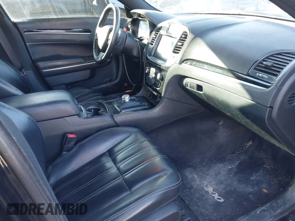 2017 Chrysler 300 S z VIN 2C3CCAGG1HH518935, wystawiony jako IAAI lot #41957362 z przebiegiem 102 454 mil mil oraz . Historia ofert i sprzedaży dostępna na DreamBid. Obrazek 5.