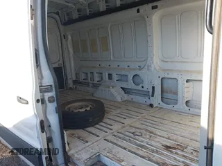 2022 Ford Transit Cargo z VIN 1FTBR3X8XNKA71066, wystawiony jako IAAI lot #41771120 z przebiegiem 87 702 mil mil oraz . Historia ofert i sprzedaży dostępna na DreamBid. Obrazek 7.