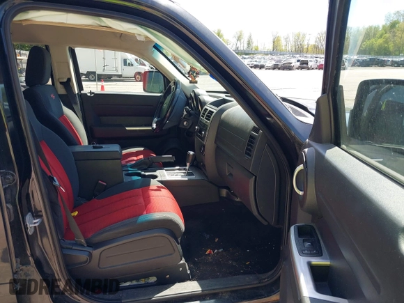 2008 Dodge Nitro R/T z VIN 1D8GU58668W147720, wystawiony jako IAAI lot #42230786 z przebiegiem 180 751 mil mil oraz . Historia ofert i sprzedaży dostępna na DreamBid. Obrazek 5.