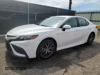 2022 Toyota Camry SE z VIN 4T1G11AK4NU681258, wystawiony jako Copart lot #58636135 z przebiegiem 146 553 mil mil oraz Czysty tytuł • Clean title. Historia ofert i sprzedaży dostępna na DreamBid. Obrazek 1.
