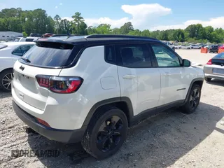 2021 Jeep Compass Latitude z VIN 3C4NJDBB8MT555358, wystawiony jako IAAI lot #42262036 z przebiegiem 67 917 mil mil oraz . Historia ofert i sprzedaży dostępna na DreamBid. Obrazek 4.