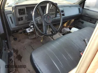 1989 GMC Sierra 2500 z VIN 1GTGK24K9KE531445, wystawiony jako Copart lot #69101214 z przebiegiem Nie podano mil oraz Szkody całkowita. Historia ofert i sprzedaży dostępna na DreamBid. Obrazek 8.