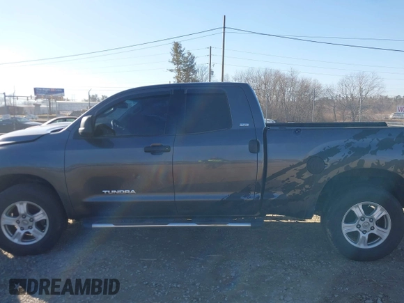 2013 Toyota Tundra z VIN 5TFRM5F18DX062669, wystawiony jako IAAI lot #41492200 z przebiegiem 100 531 mil mil oraz . Historia ofert i sprzedaży dostępna na DreamBid. Obrazek 14.