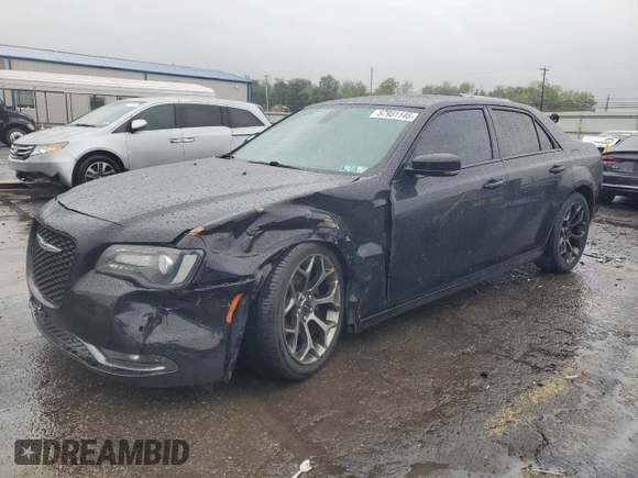 2015 Chrysler 300 S z VIN 2C3CCABG9FH780710, wystawiony jako Copart lot #57951145 z przebiegiem 126 268 mil mil oraz Szkoda całkowita • Salvage title. Historia ofert i sprzedaży dostępna na DreamBid. Obrazek 1.