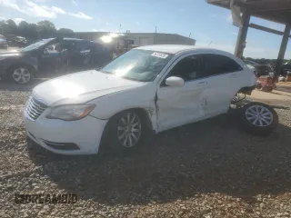 2013 Chrysler 200 Touring z VIN 1C3CCBBB3DN763660, wystawiony jako Copart lot #56324825 z przebiegiem Nie podano mil oraz Szkoda całkowita • Salvage title. Historia ofert i sprzedaży dostępna na DreamBid. Obrazek 1.