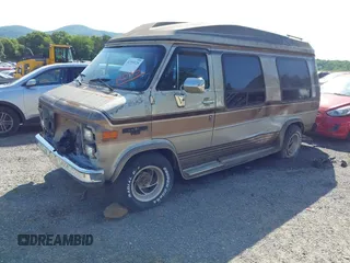 1988 Chevrolet Chevy Van z VIN 1GBEG25K8J7123095, wystawiony jako IAAI lot #42355125 z przebiegiem 92 496 mil mil oraz . Historia ofert i sprzedaży dostępna na DreamBid. Obrazek 2.