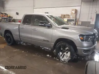 2022 Ram 1500 Big Horn z VIN 1C6SRFBT5NN180697, wystawiony jako IAAI lot #41583685 z przebiegiem 49 336 mil mil oraz . Historia ofert i sprzedaży dostępna na DreamBid. Obrazek 1.