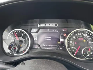 2022 Ram 1500 Laramie z VIN 1C6RREJM5NN165734, wystawiony jako IAAI lot #42307922 z przebiegiem 34 691 mil mil oraz . Historia ofert i sprzedaży dostępna na DreamBid. Obrazek 7.