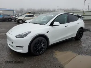 2023 Tesla Model Y Long Range z VIN 7SAYGAEE1PF673984, wystawiony jako Copart lot #83044594 z przebiegiem 28 450 mil mil oraz Szkody całkowita. Historia ofert i sprzedaży dostępna na DreamBid. Obrazek 1.