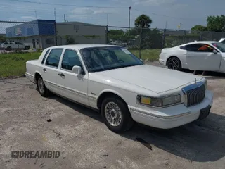 1997 Lincoln Town Car Executive z VIN 1LNLM81W8VY748860, wystawiony jako IAAI lot #41953840 z przebiegiem 297 450 mil mil oraz . Historia ofert i sprzedaży dostępna na DreamBid. Obrazek 1.