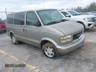 2004 GMC Safari with VIN 1GKDM19X84B500742, listed as a IAAI auction lot 42038034 with 136,127 mi miles. Bid and sale history available at carsss.com. Image 1.