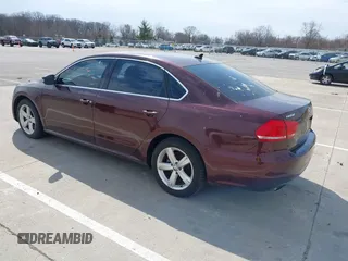 2012 Volkswagen Passat SE z VIN 1VWBH7A31CC076037, wystawiony jako IAAI lot #41905200 z przebiegiem 141 809 mil mil oraz . Historia ofert i sprzedaży dostępna na DreamBid. Obrazek 3.