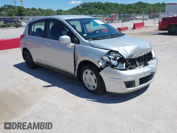 2008 Nissan Versa S z VIN 3N1BC13EX8L385937, wystawiony jako IAAI lot #42330289 z przebiegiem 131 178 mil mil oraz . Historia ofert i sprzedaży dostępna na DreamBid. Obrazek 1.