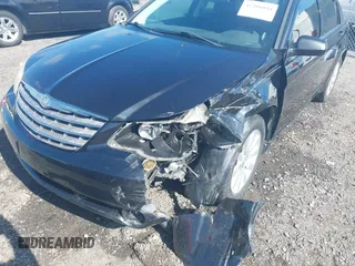 2010 Chrysler Sebring Limited z VIN 1C3CC5FB9AN158839, wystawiony jako IAAI lot #42206044 z przebiegiem 143 458 mil mil oraz . Historia ofert i sprzedaży dostępna na DreamBid. Obrazek 6.
