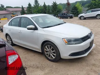 2014 Volkswagen Jetta SE z VIN 3VWD17AJ0EM371501, wystawiony jako IAAI lot #42597170 z przebiegiem 166 686 mil mil oraz . Historia ofert i sprzedaży dostępna na DreamBid. Obrazek 1.