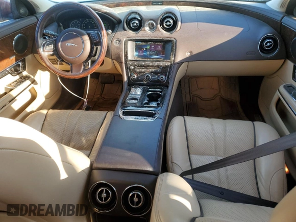 2016 Jaguar XJ R-Sport z VIN SAJWA1C7XG8V94339, wystawiony jako Copart lot #49295085 z przebiegiem 59 931 mil mil oraz Szkoda całkowita • Salvage title. Historia ofert i sprzedaży dostępna na DreamBid. Obrazek 8.