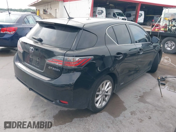 2013 Lexus CT 200h z VIN JTHKD5BH2D2159091, wystawiony jako IAAI lot #42695594 z przebiegiem 218 009 mil mil oraz . Historia ofert i sprzedaży dostępna na DreamBid. Obrazek 4.