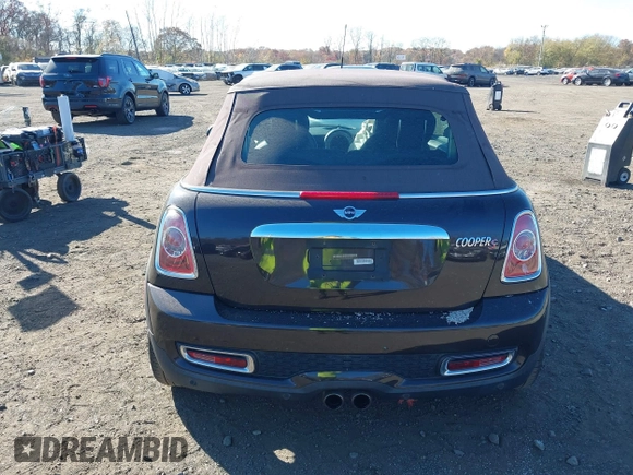 2013 MINI Convertible S z VIN WMWZP3C56DT705074, wystawiony jako IAAI lot #40762024 z przebiegiem 57 685 mil mil oraz . Historia ofert i sprzedaży dostępna na DreamBid. Obrazek 16.