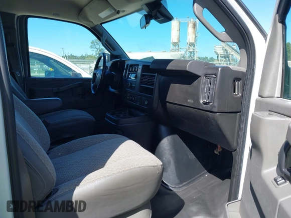 2020 Chevrolet Express Cargo Van with VIN 1GCWGAFG4L1252896, listed as a IAAI auction lot 41996164 with 117,417 mi miles. Bid and sale history available at carsss.com. Image 5.