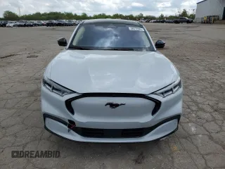 2023 Ford Mustang Mach-E Premium z VIN 3FMTK3S59PMB03597, wystawiony jako Copart lot #56572285 z przebiegiem 4511 mil mil oraz Tytuł czysty. Historia ofert i sprzedaży dostępna na DreamBid. Obrazek 5.