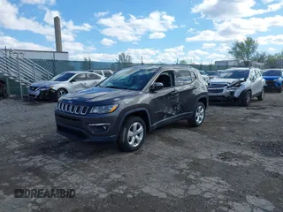 2019 Jeep Compass Latitude z VIN 3C4NJDBB3KT849487, wystawiony jako IAAI lot #41996602 z przebiegiem 45 138 mil mil oraz . Historia ofert i sprzedaży dostępna na DreamBid. Obrazek 17.
