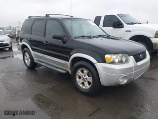2007 Ford Escape XLT with VIN 1FMYU03107KC08224, listed as a IAAI auction lot 41796105 with 194,640 mi miles. Bid and sale history available at carsss.com. Image 1.