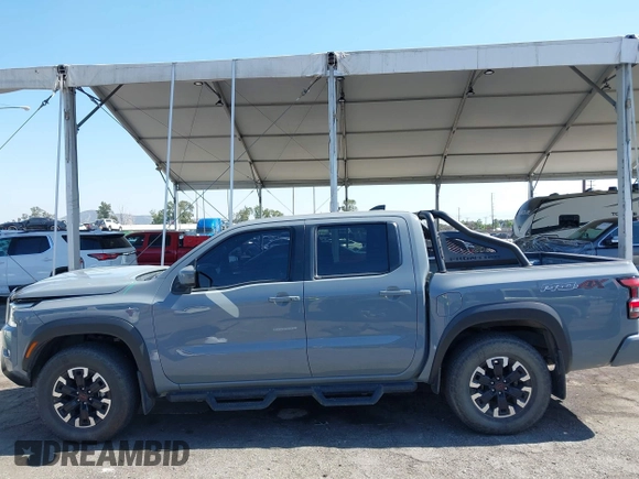 2023 Nissan Frontier Pro-4X z VIN 1N6ED1EKXPN641323, wystawiony jako IAAI lot #42227180 z przebiegiem 25 199 mil mil oraz . Historia ofert i sprzedaży dostępna na DreamBid. Obrazek 14.