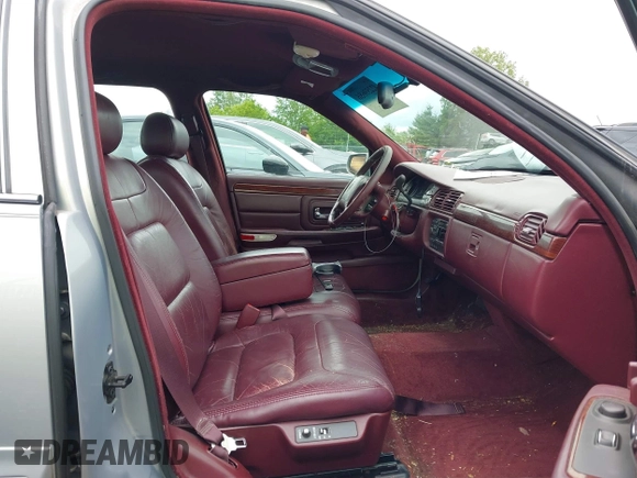 1998 Cadillac DeVille z VIN 1G6KD54Y7WU740871, wystawiony jako IAAI lot #42259686 z przebiegiem 124 542 mil mil oraz . Historia ofert i sprzedaży dostępna na DreamBid. Obrazek 5.